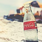 Coca Cola Flasche am Strand