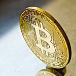 Bitcoin Coin, BTC Coin stehend, Bitcoin Kurs Prognose