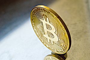 Bitcoin Coin, BTC Coin stehend, Bitcoin Kurs Prognose