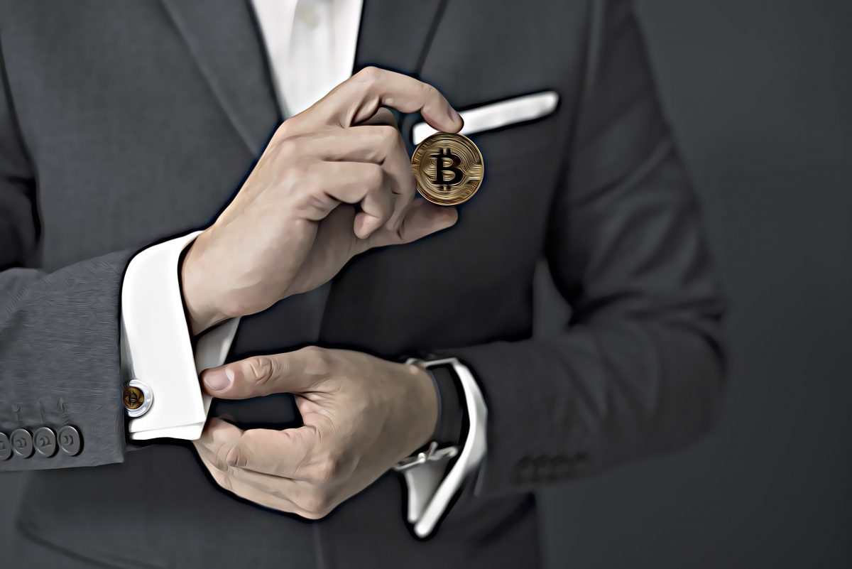 In Bitcoin investieren: Anzugsträger hält BTC Münze