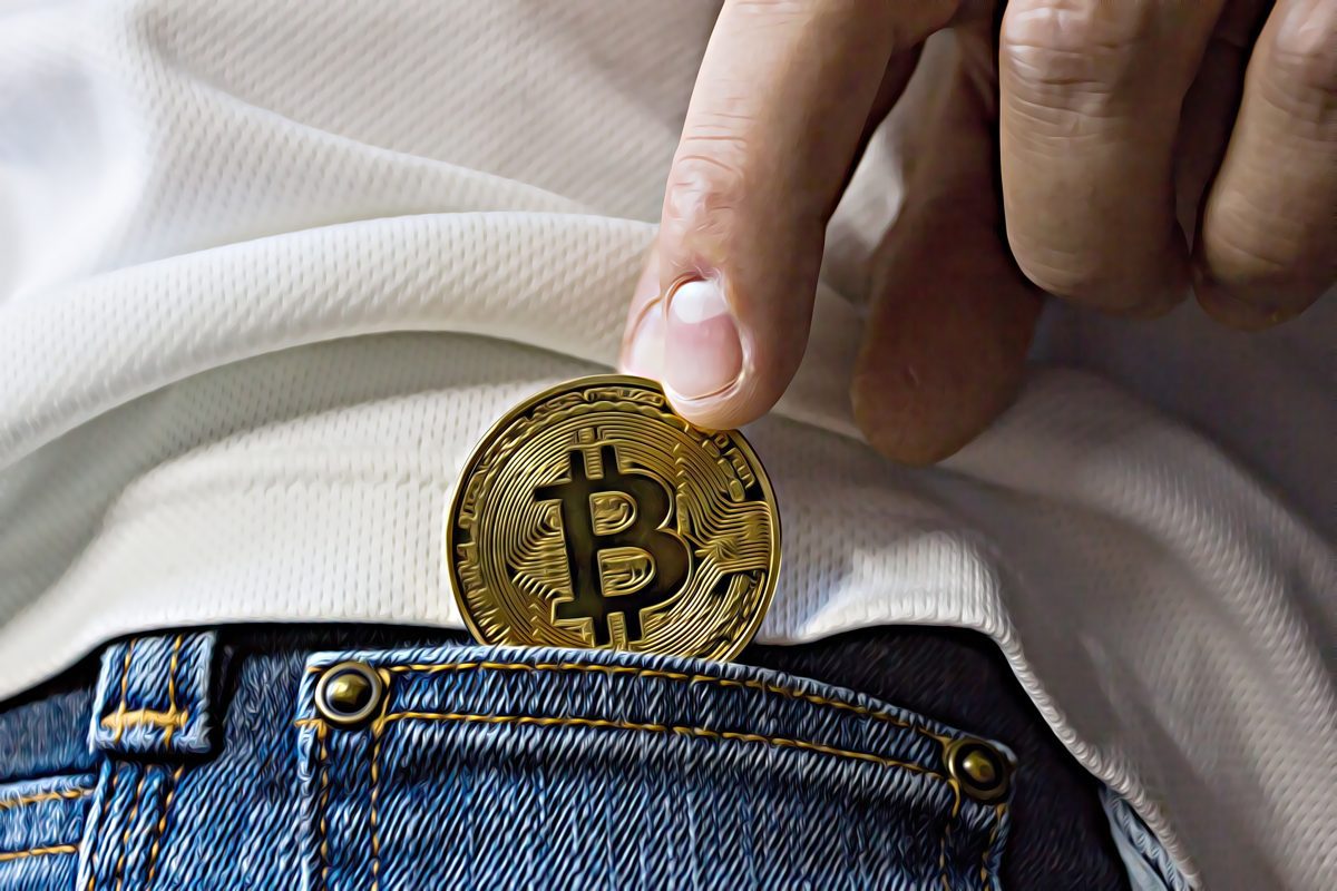 Bitcoin (BTC) Münze wird in die Hosentasche gesteckt