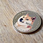 Dogecoin: DOGE Coin liegt auf einem Holztisch