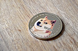 Dogecoin: DOGE Coin liegt auf einem Holztisch