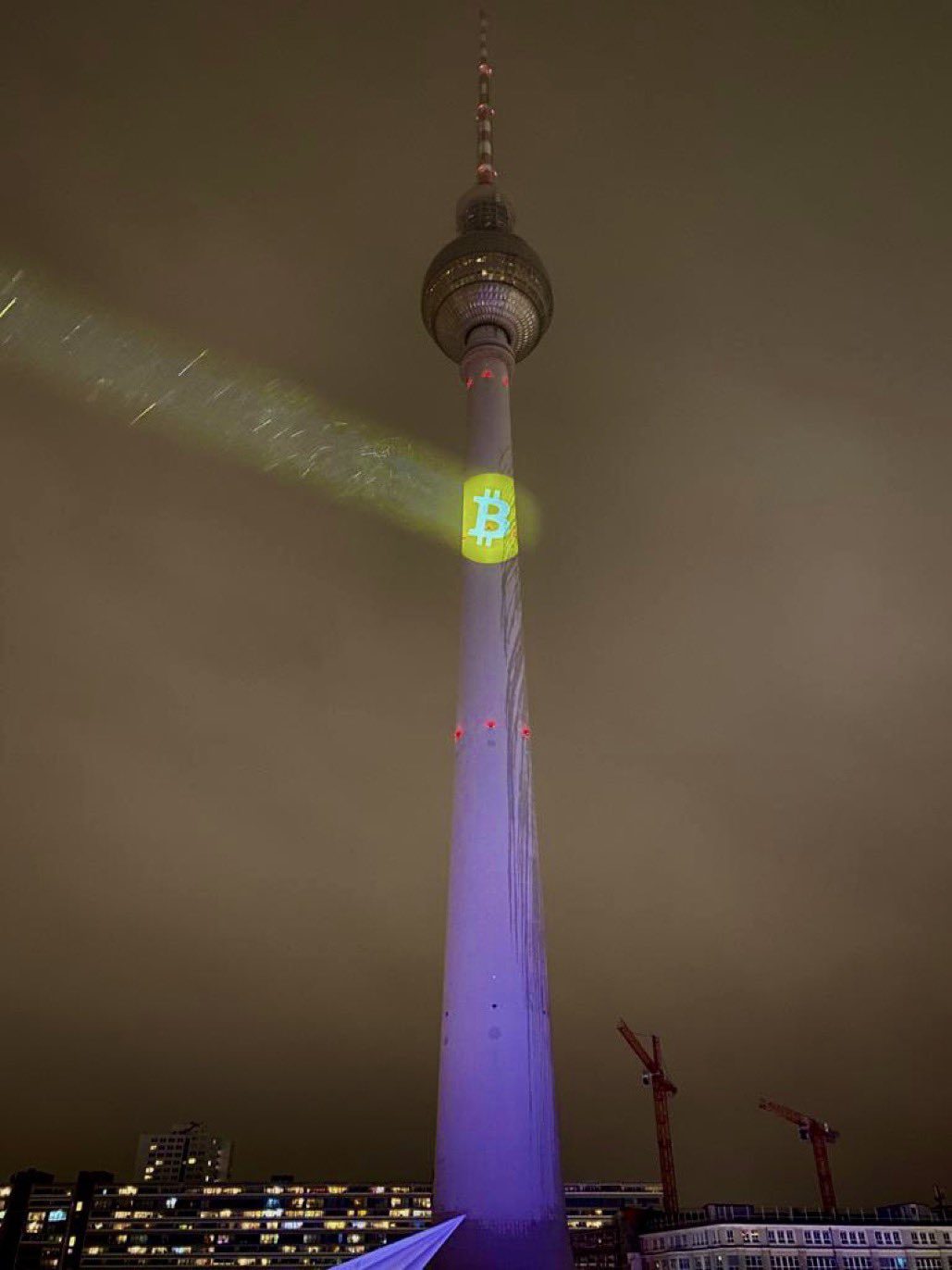 Das Logo von Bitcoin schmückt den Berliner Fernsehturm