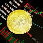 Bitcoin Münze vor einem steigenden Bitcoin Kurs