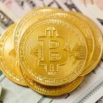 Bitcoin Münzen liegen auf US-Dollar-Scheinen