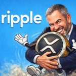 Ripple CEO Brad Garlinghouse hält den XRP Coin fest in den Armen
